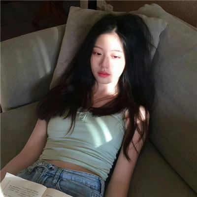 穿风信子蓝的少女